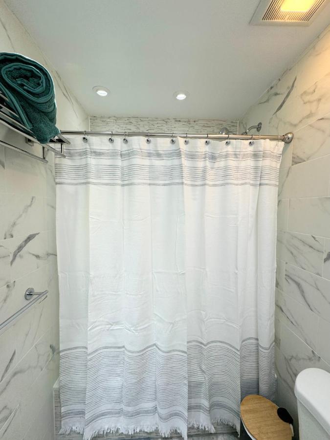 The Waltham Private & Bathroom John F Kennedy Jfk Lga Airport Manhattan Penn Station Bullet-train 15 Min