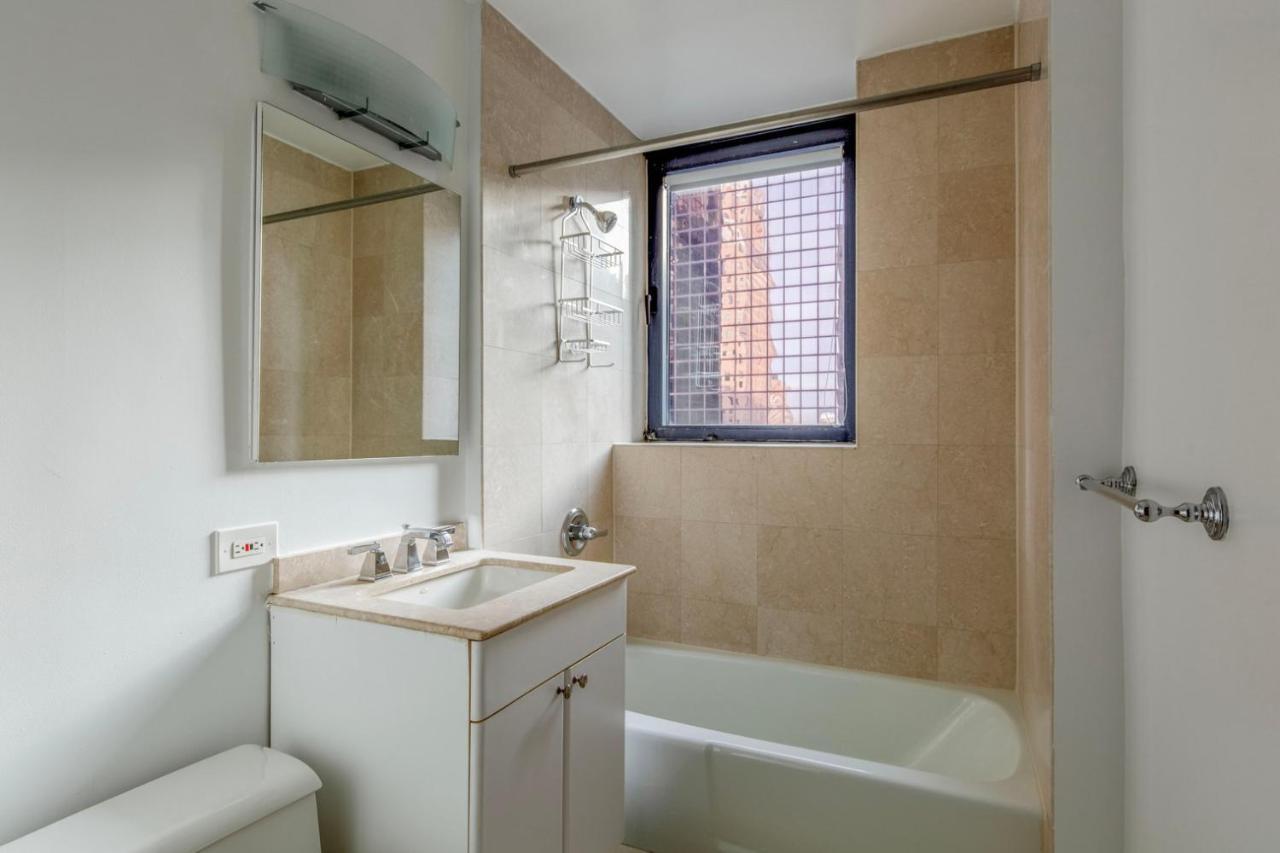 Midtown 2br W Doorman Nr Theater District Nyc-1349 Apartment *