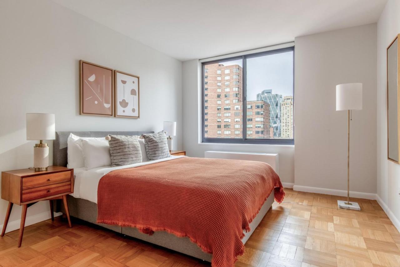 Midtown 1br W Elevator Gym Nr Times Square Nyc-1350 Appartement *