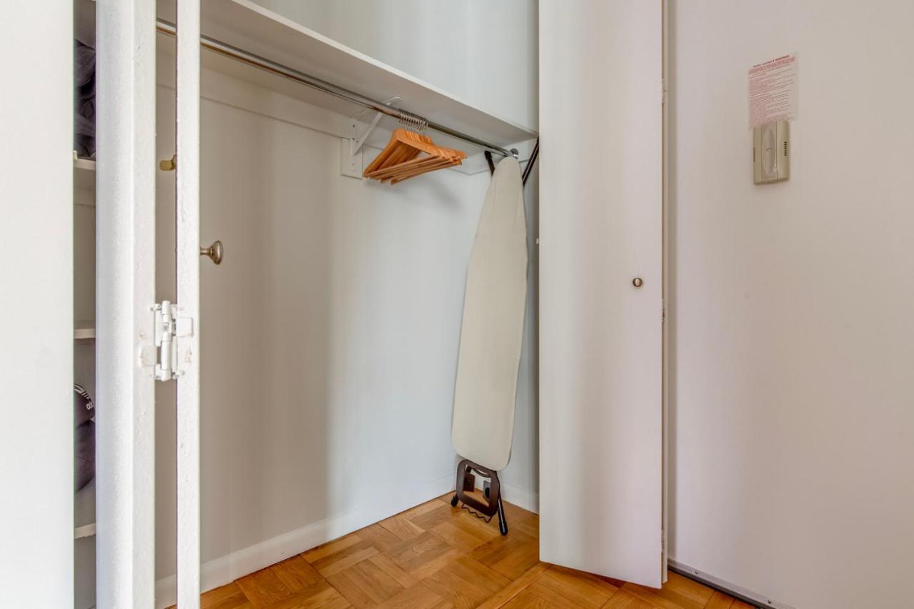 Midtown 1br W Elevator Gym Nr Times Square Nyc-1350 Appartement New York