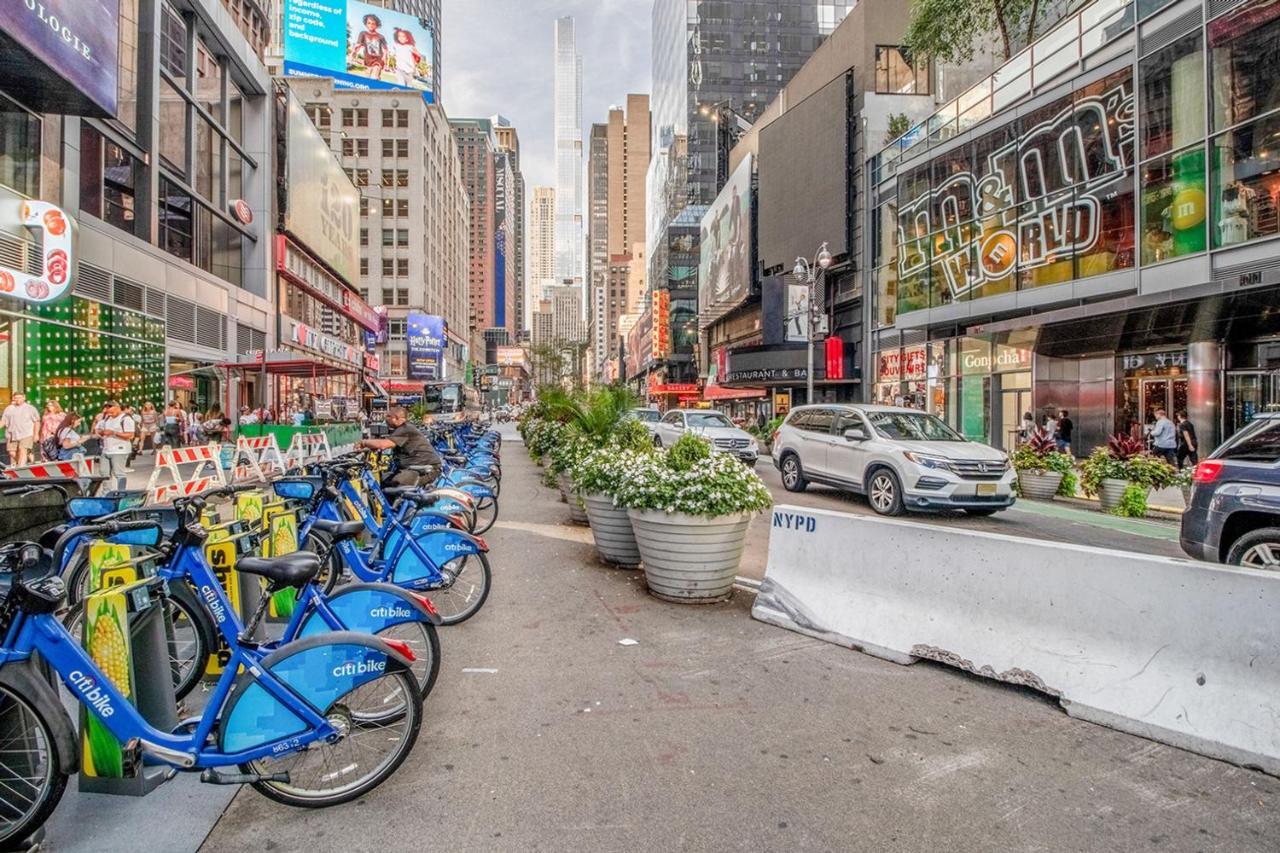 Midtown 1br W Elevator Gym Nr Times Square Nyc-1350 Appartement New York
