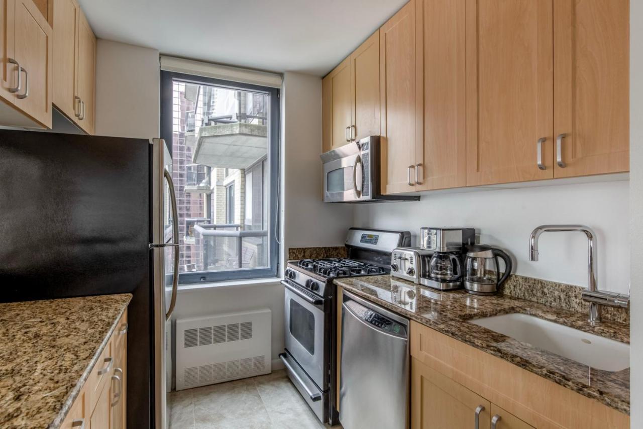 Midtown 1br W Elevator Gym Nr Times Square Nyc-1350 Appartement