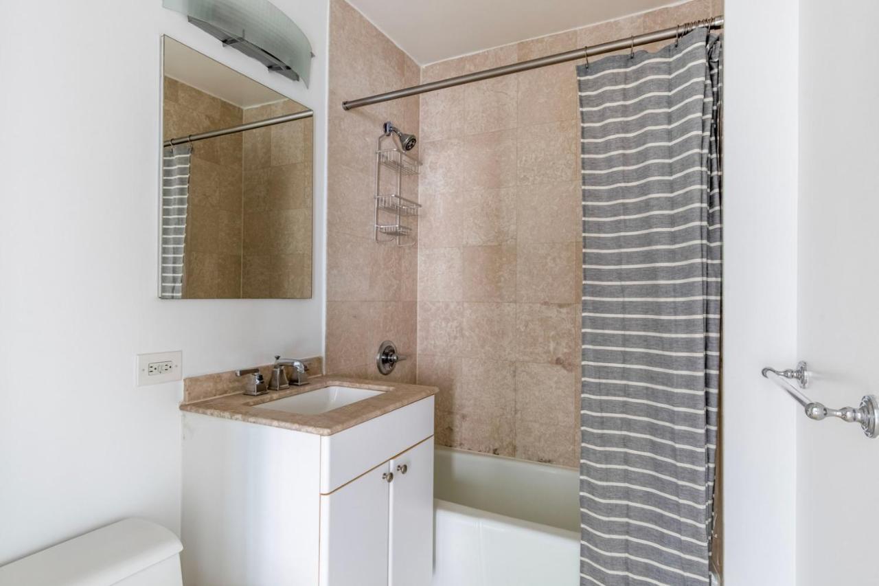 Midtown 1br W Elevator Gym Nr Times Square Nyc-1350 Appartement New York