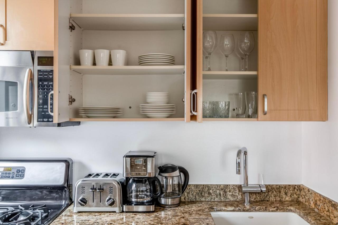 Midtown 1br W Elevator Gym Nr Times Square Nyc-1350 Appartement New York
