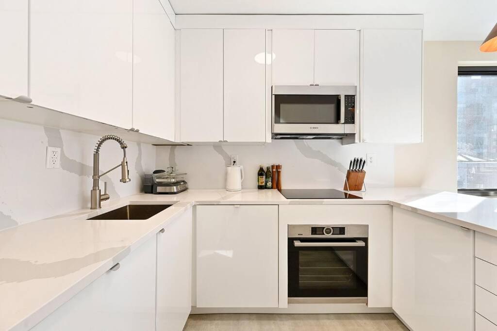 Modern One Bedroom With Private Balcony Apartment *