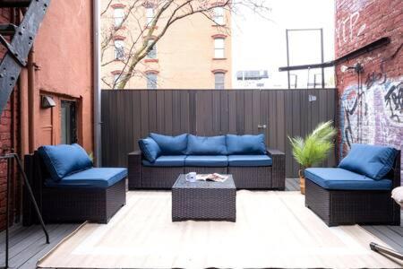 3br 2baths With Private Outdoors *