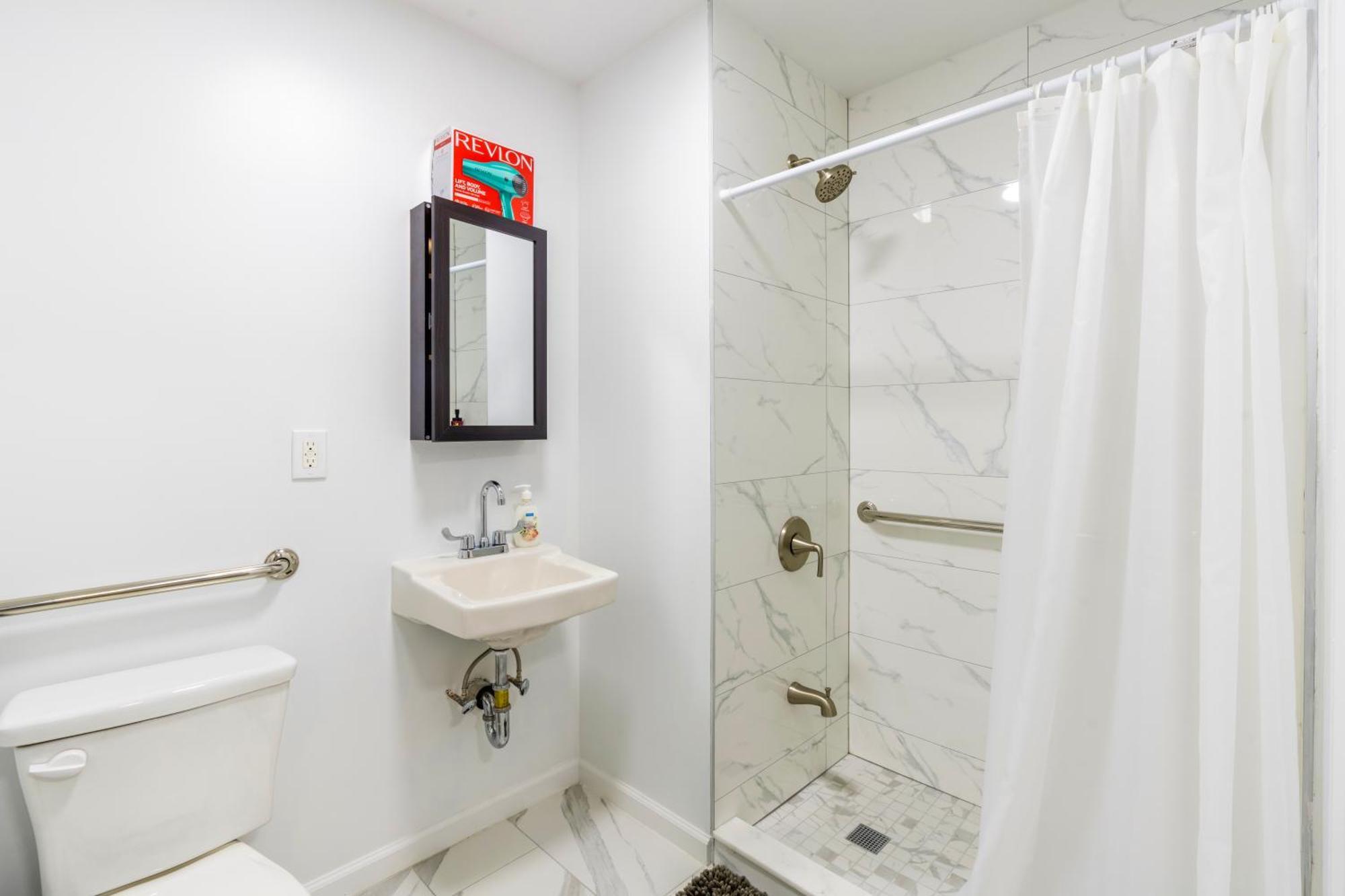 Peaceful In Lower Manhattan Apartment *