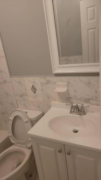 Séjour chez l'habitant In A House With King Size Bed In A Landlord Hosted Three Bedroom