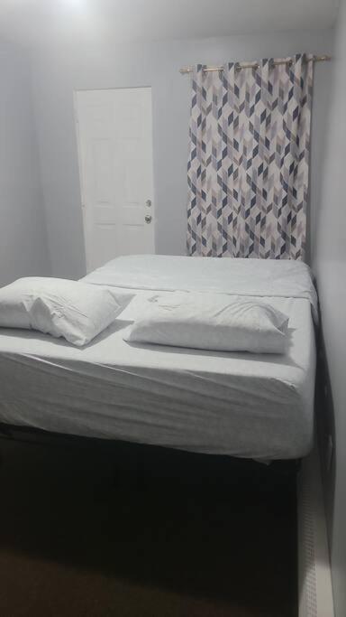 Séjour chez l'habitant In A House With King Size Bed In A Landlord Hosted Three Bedroom New York