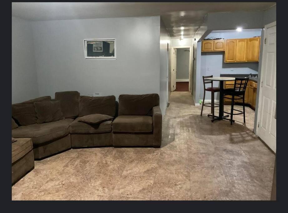 In A House With King Size Bed In A Landlord Hosted Three Bedroom Séjour chez l'habitant *