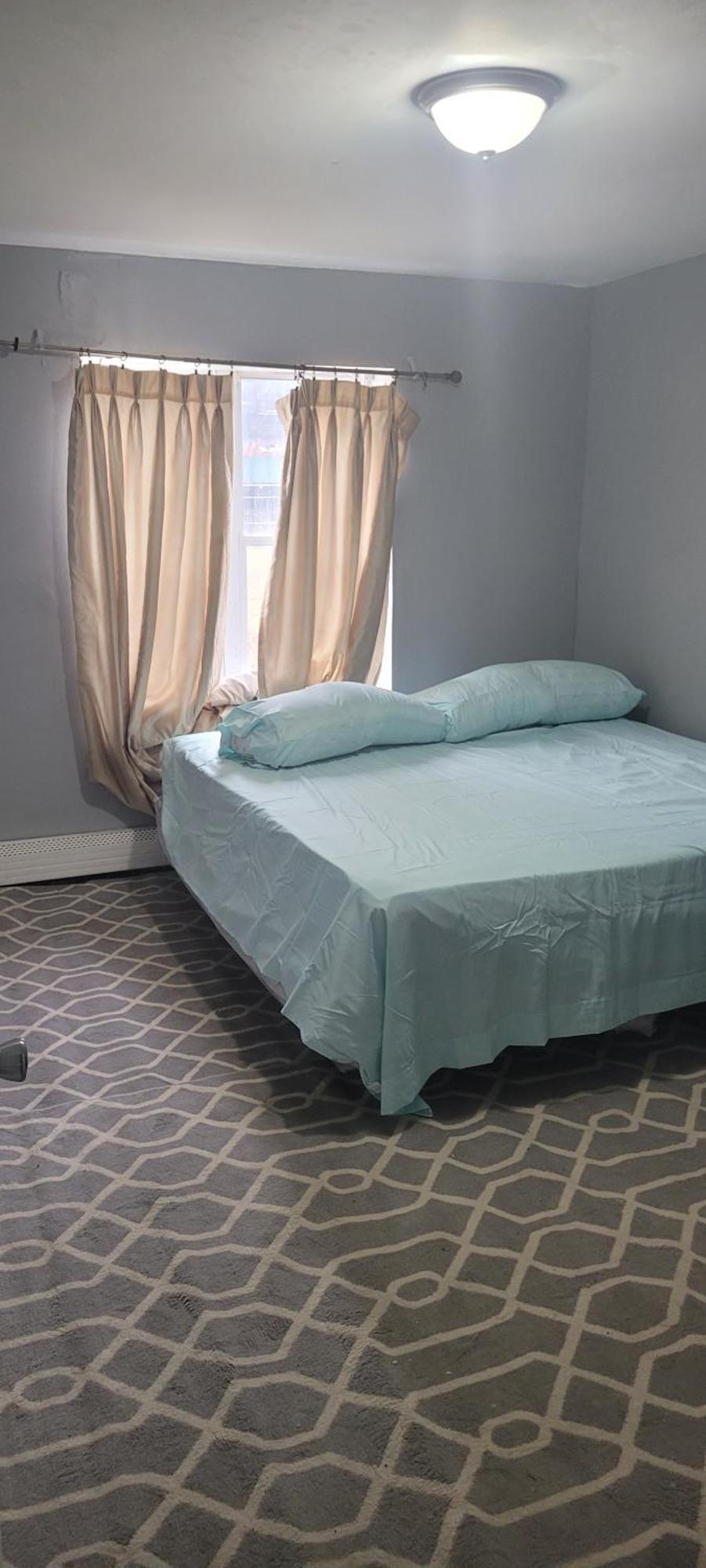Séjour chez l'habitant In A House With King Size Bed In A Landlord Hosted Three Bedroom *