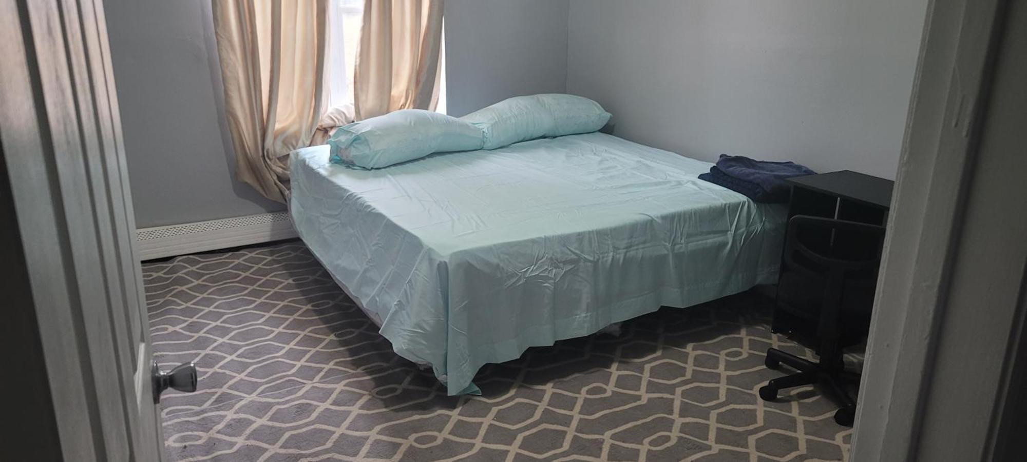 Séjour chez l'habitant In A House With King Size Bed In A Landlord Hosted Three Bedroom New York