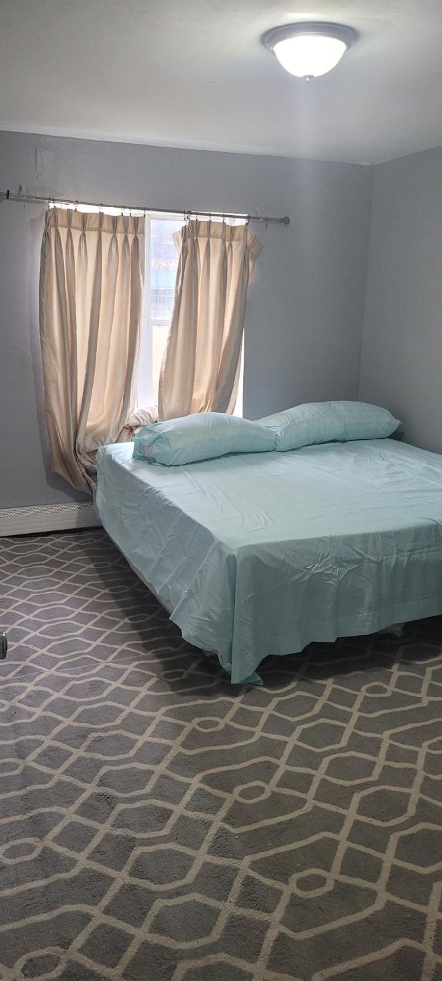 In A House With King Size Bed In A Landlord Hosted Three Bedroom Séjour chez l'habitant
