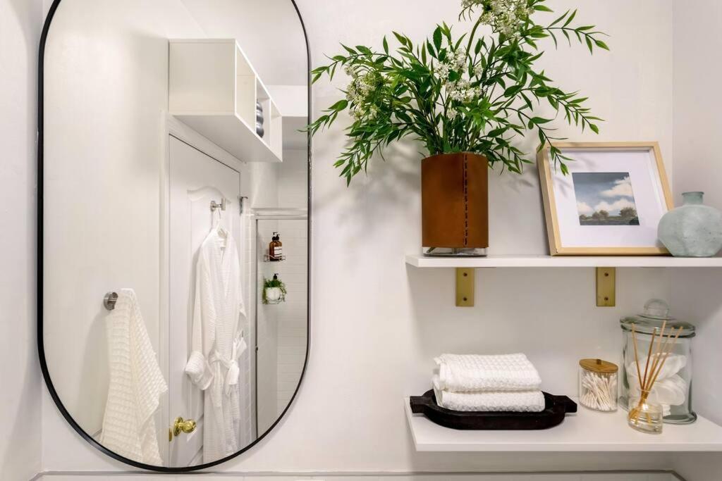 Bright Designer In Historic Harlem Appartement New York