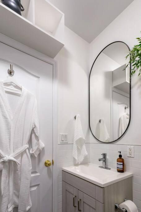 Bright Designer In Historic Harlem Appartement *