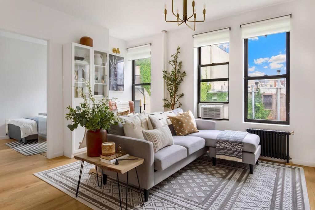 Bright Designer In Historic Harlem Appartement New York