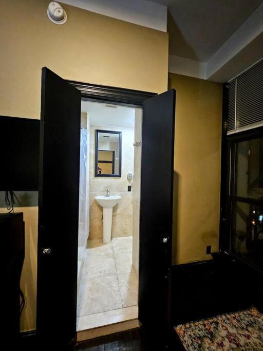 Hotel-studio @ The Mansfield Midtown Apartment