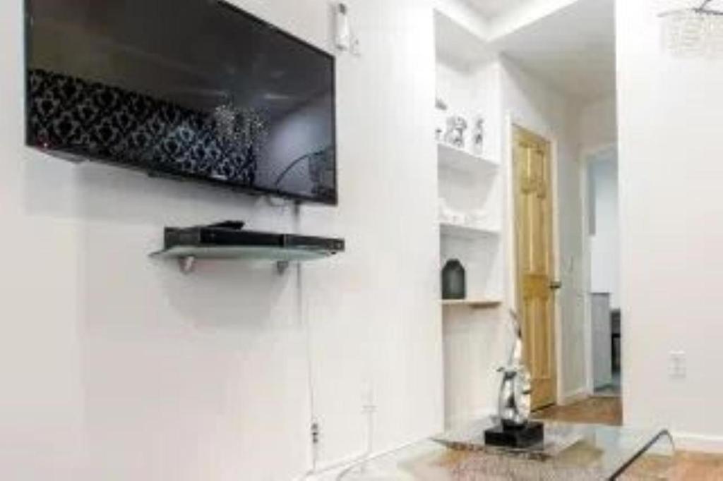 Beautiful 3 Bedroom Apartment *