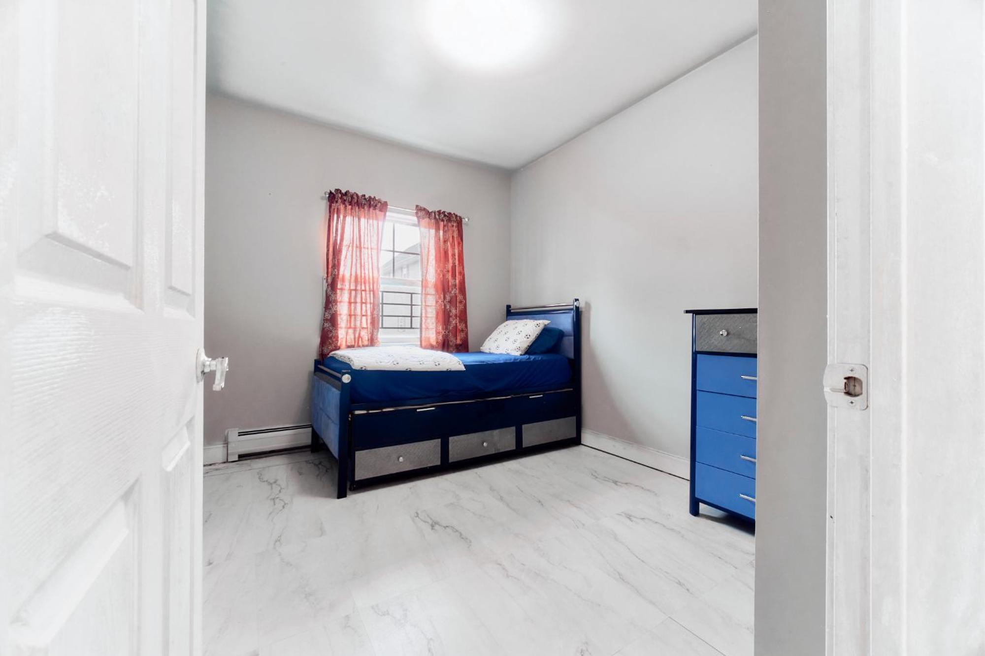 Waterfront Gem Duplex 3 Bedroom 2floor In Whitestone Bronx Free Parking *