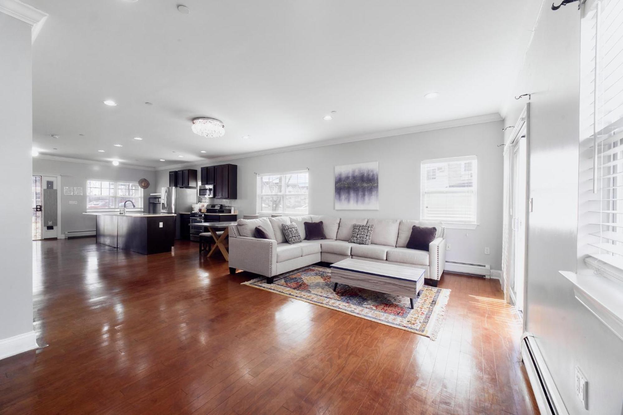 Waterfront Gem Duplex 3 Bedroom 2floor In Whitestone Bronx Free Parking