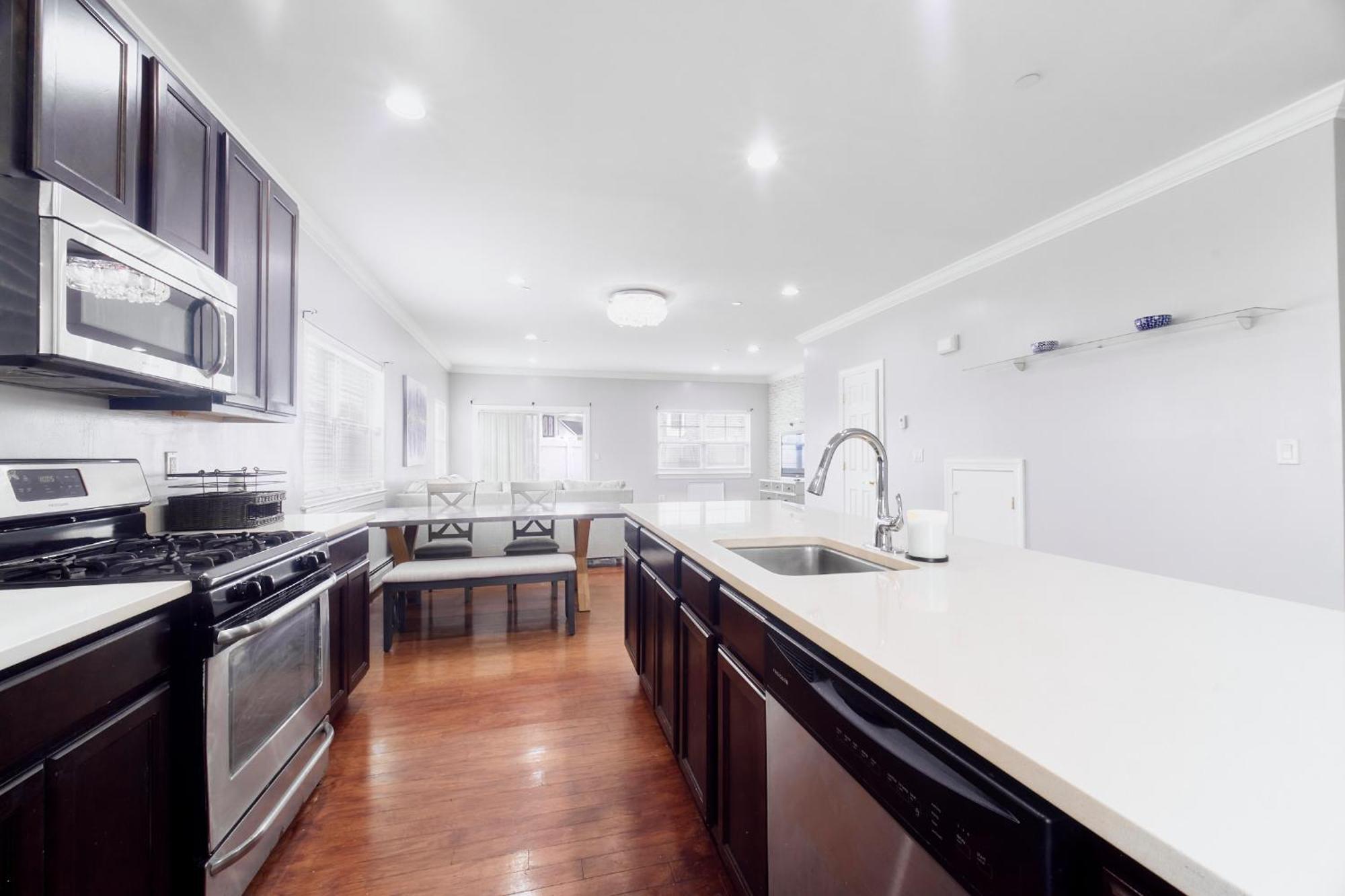 Waterfront Gem Duplex 3 Bedroom 2floor In Whitestone Bronx Free Parking