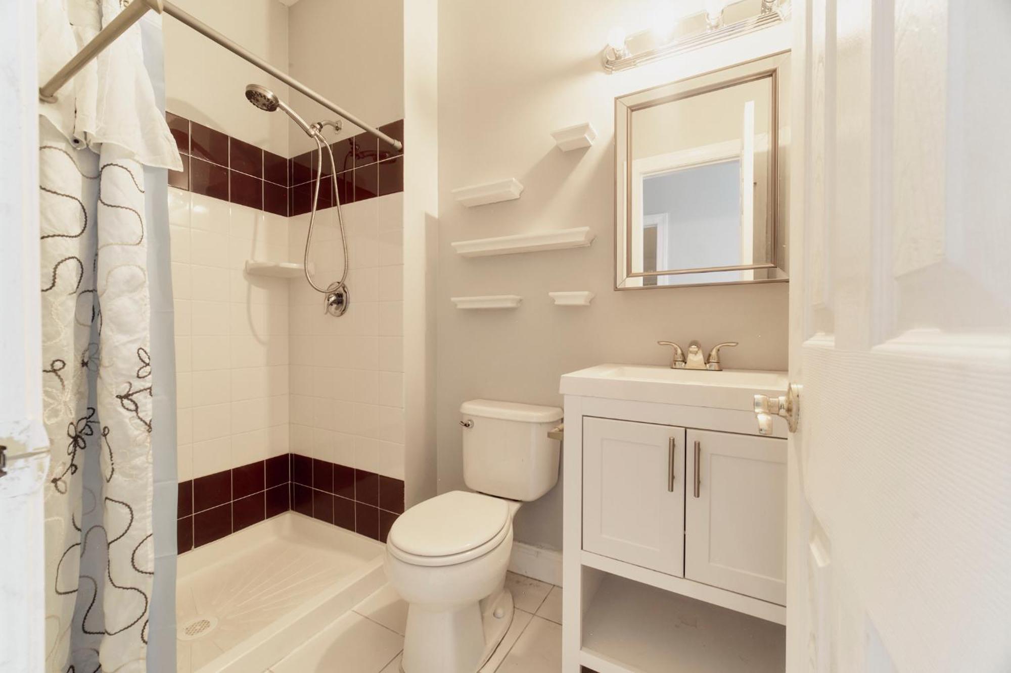 Waterfront Gem Duplex 3 Bedroom 2floor In Whitestone Bronx Free Parking * New York