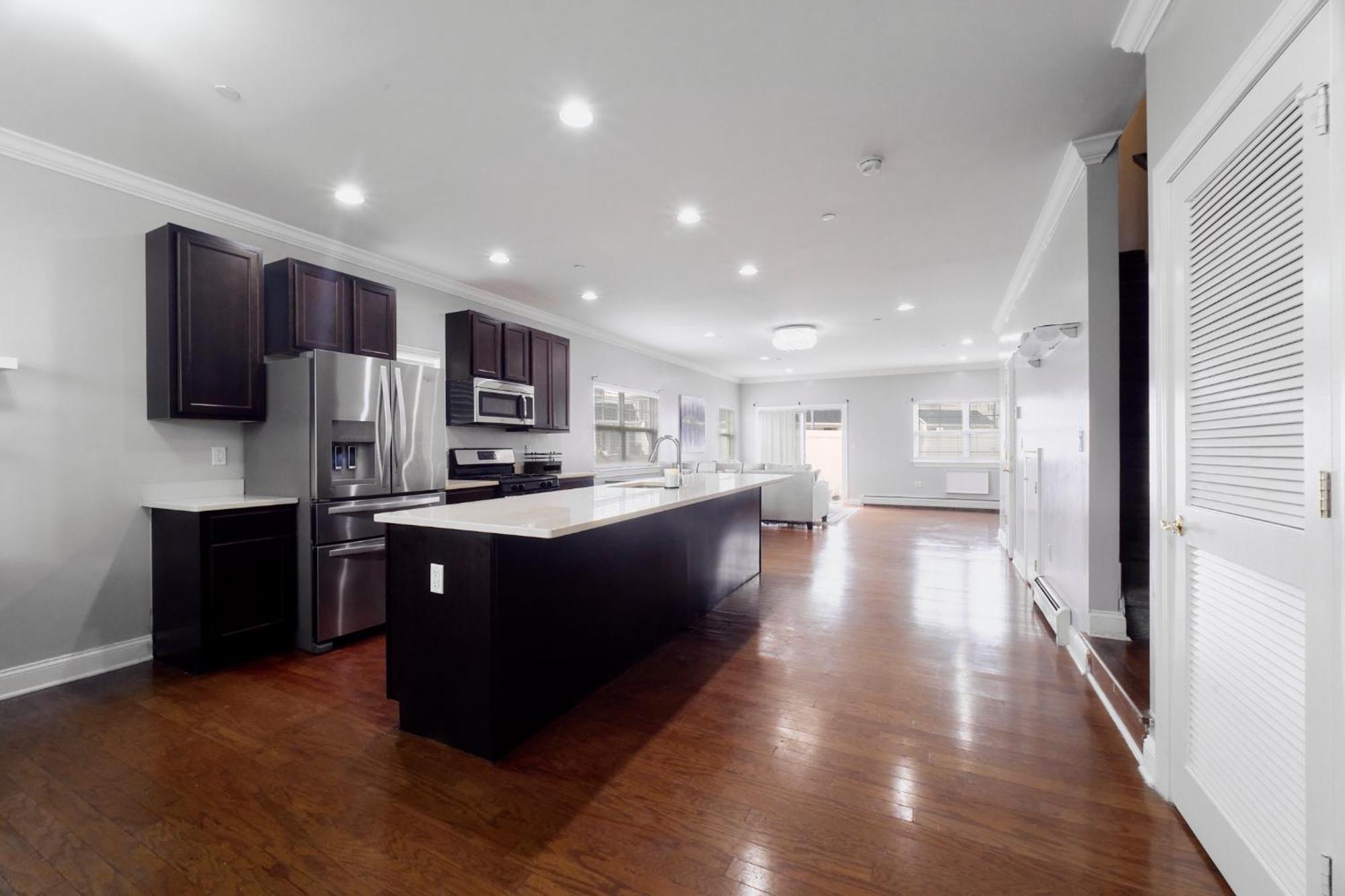 Waterfront Gem Duplex 3 Bedroom 2floor In Whitestone Bronx Free Parking