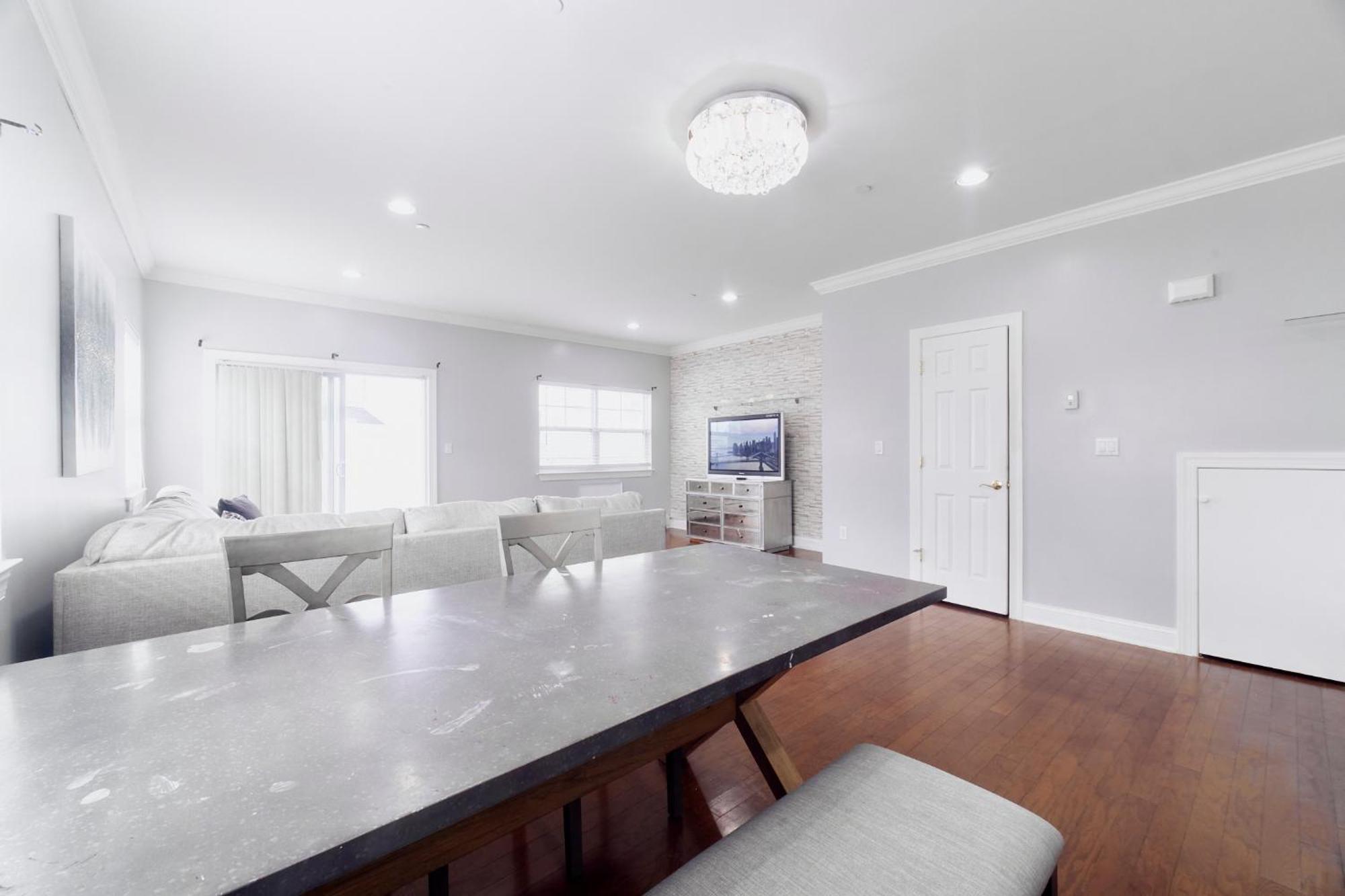 Waterfront Gem Duplex 3 Bedroom 2floor In Whitestone Bronx Free Parking * New York