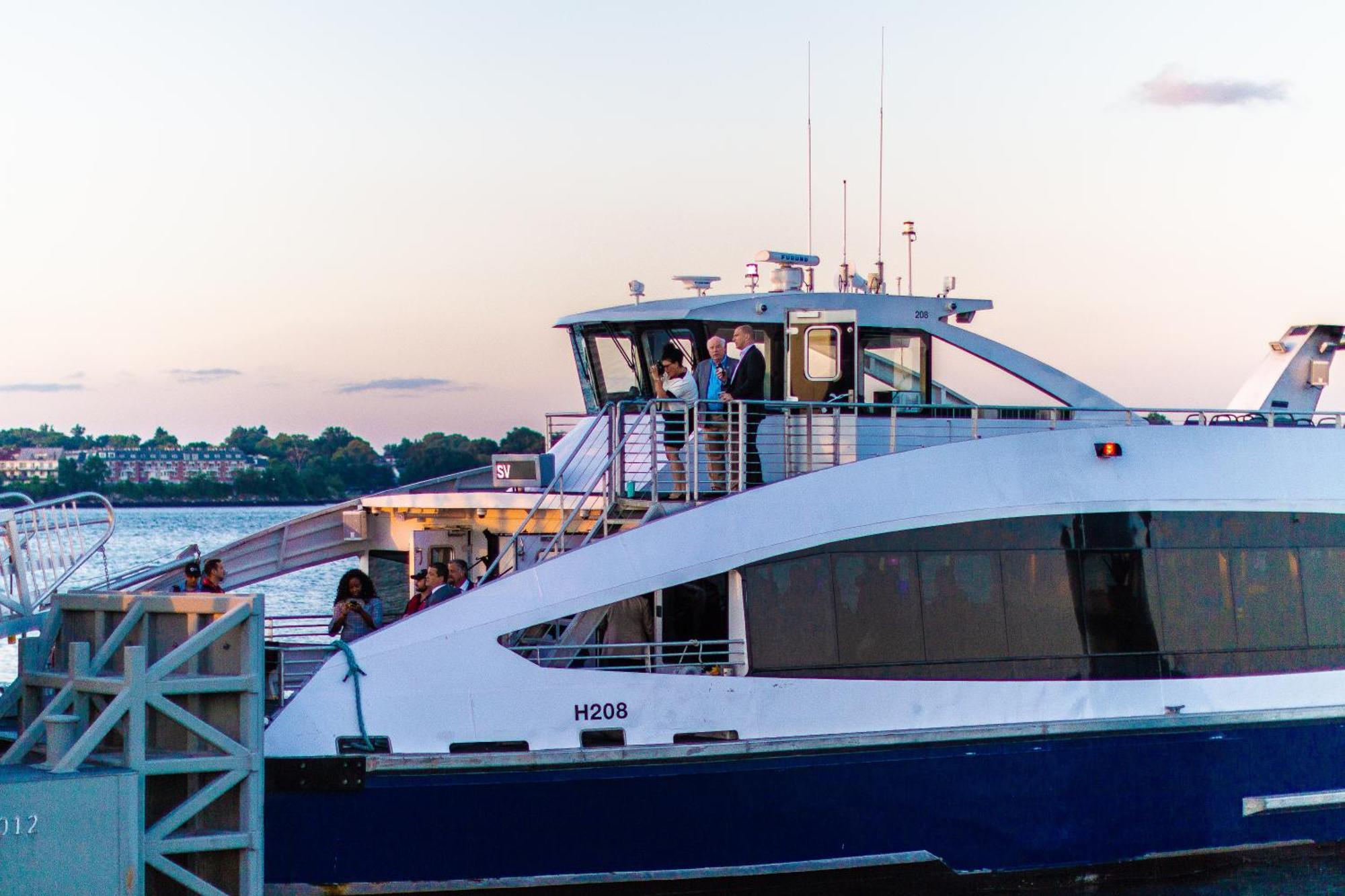 Waterfront Gem Duplex 3 Bedroom 2floor In Whitestone Bronx Free Parking * New York