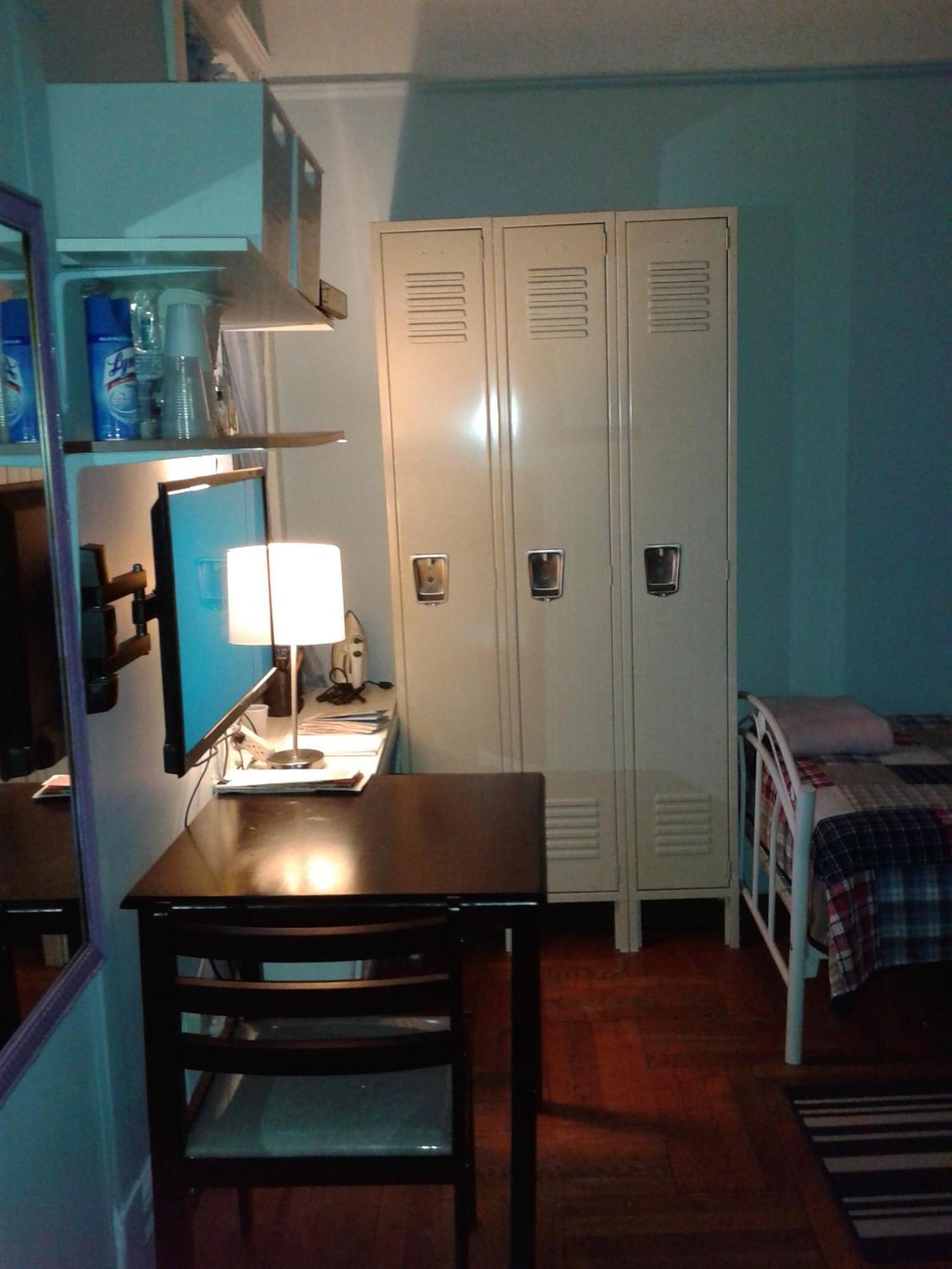 Men House Jfk Airport New York