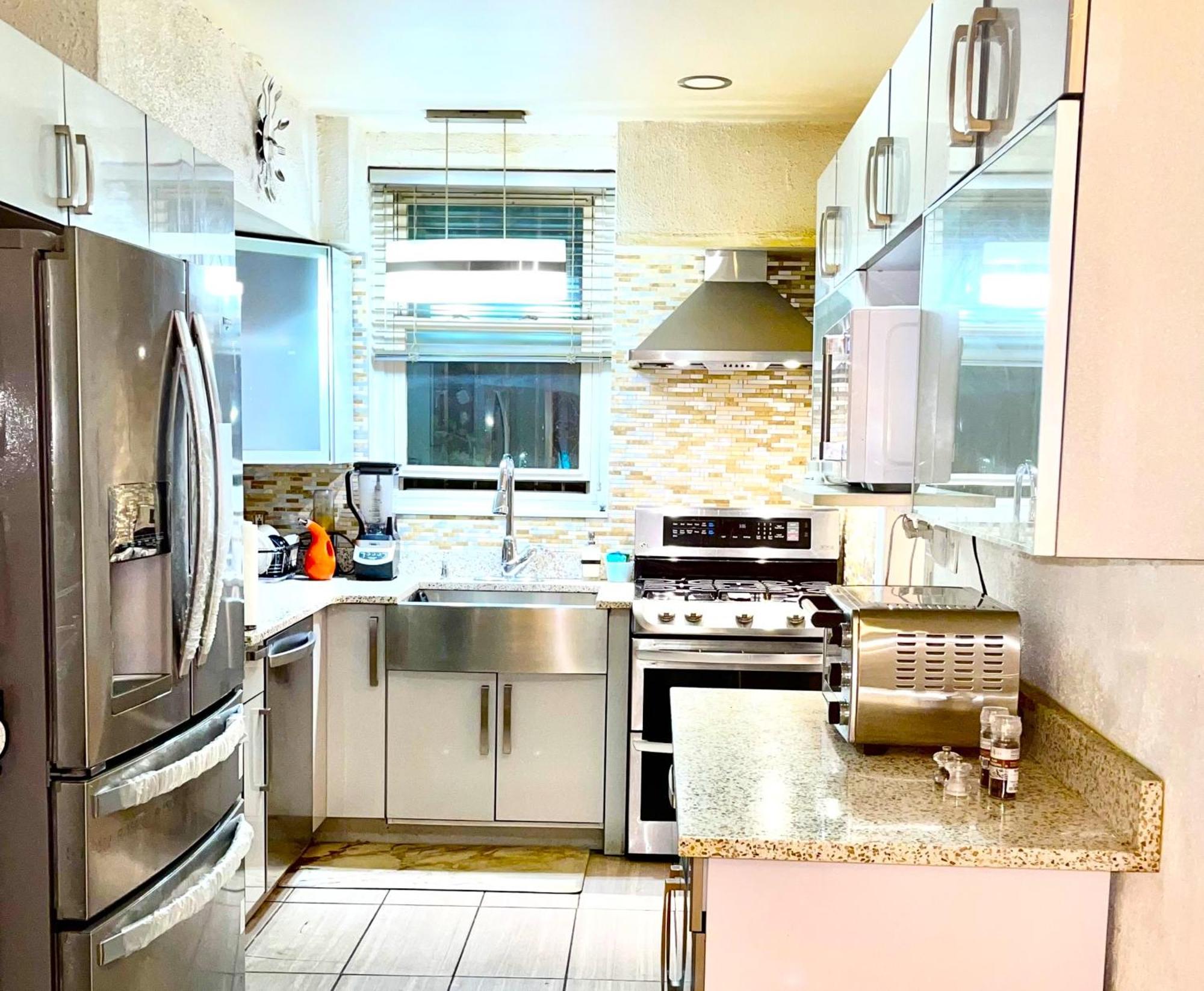 Lga Airport 3 Mins, Vacation 3 Bedroom Duplex House, Parking And Private Backyard, 9mins Subway! * New York