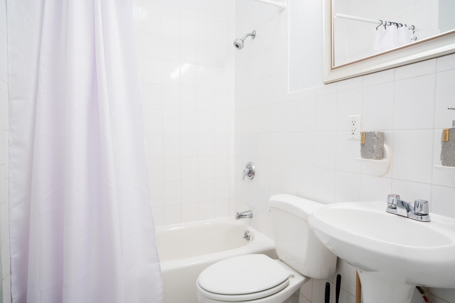 1435-4 I 3 Bedrooms 2bath W D Prime Upper East Apartment *