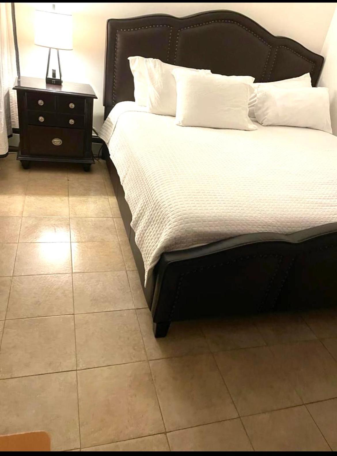 Privatunterkunft Large 3-bedrooms/2-bath Apt, One Block To Train *