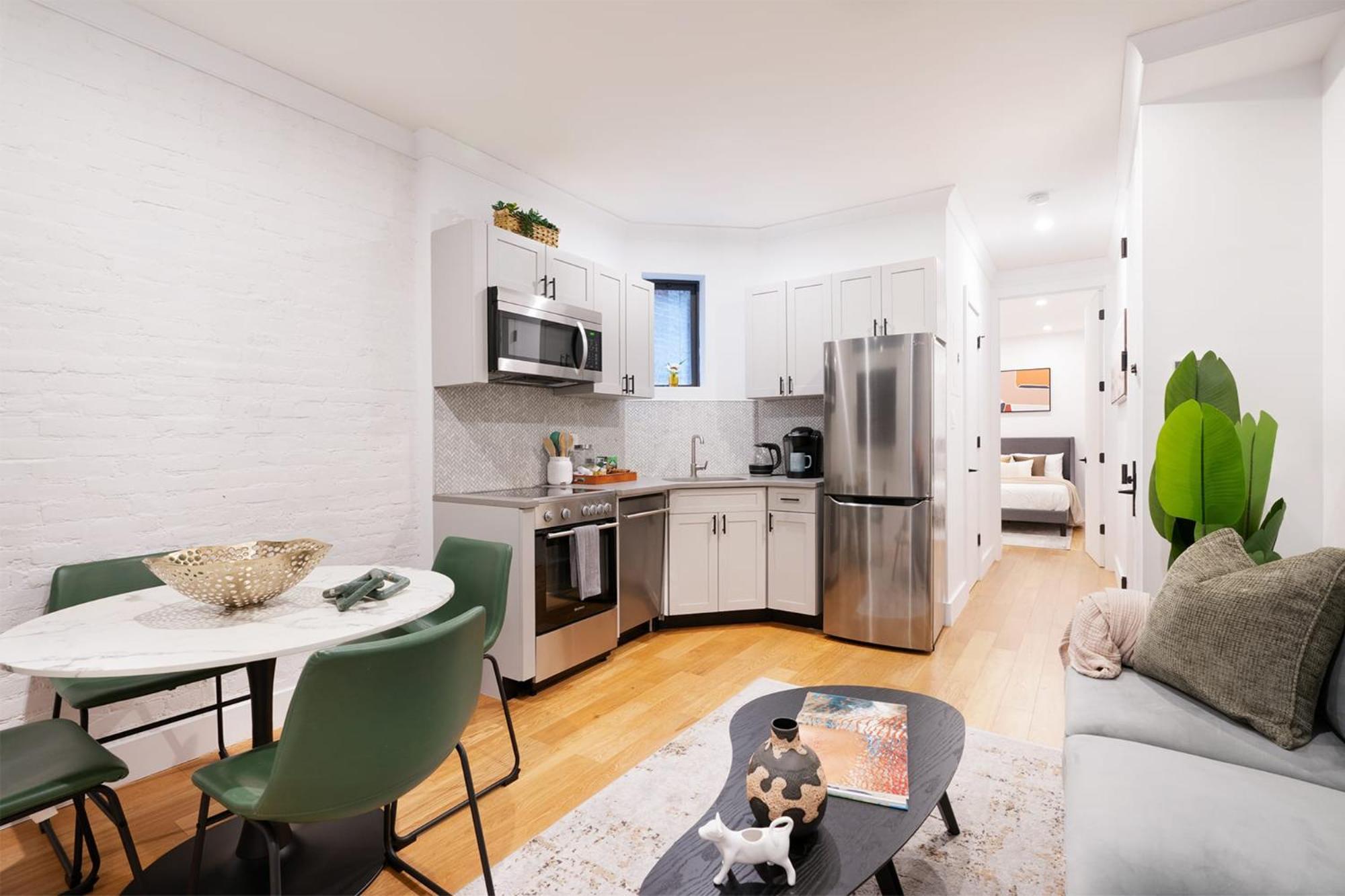 1288-3rs New Renovated 2 Bedrooms Apartment *