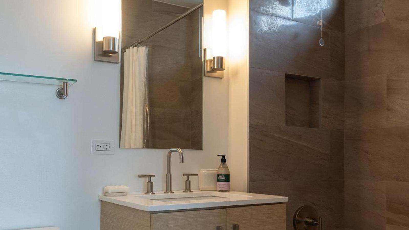 Apartment Landing Modern With Amazing Amenities *