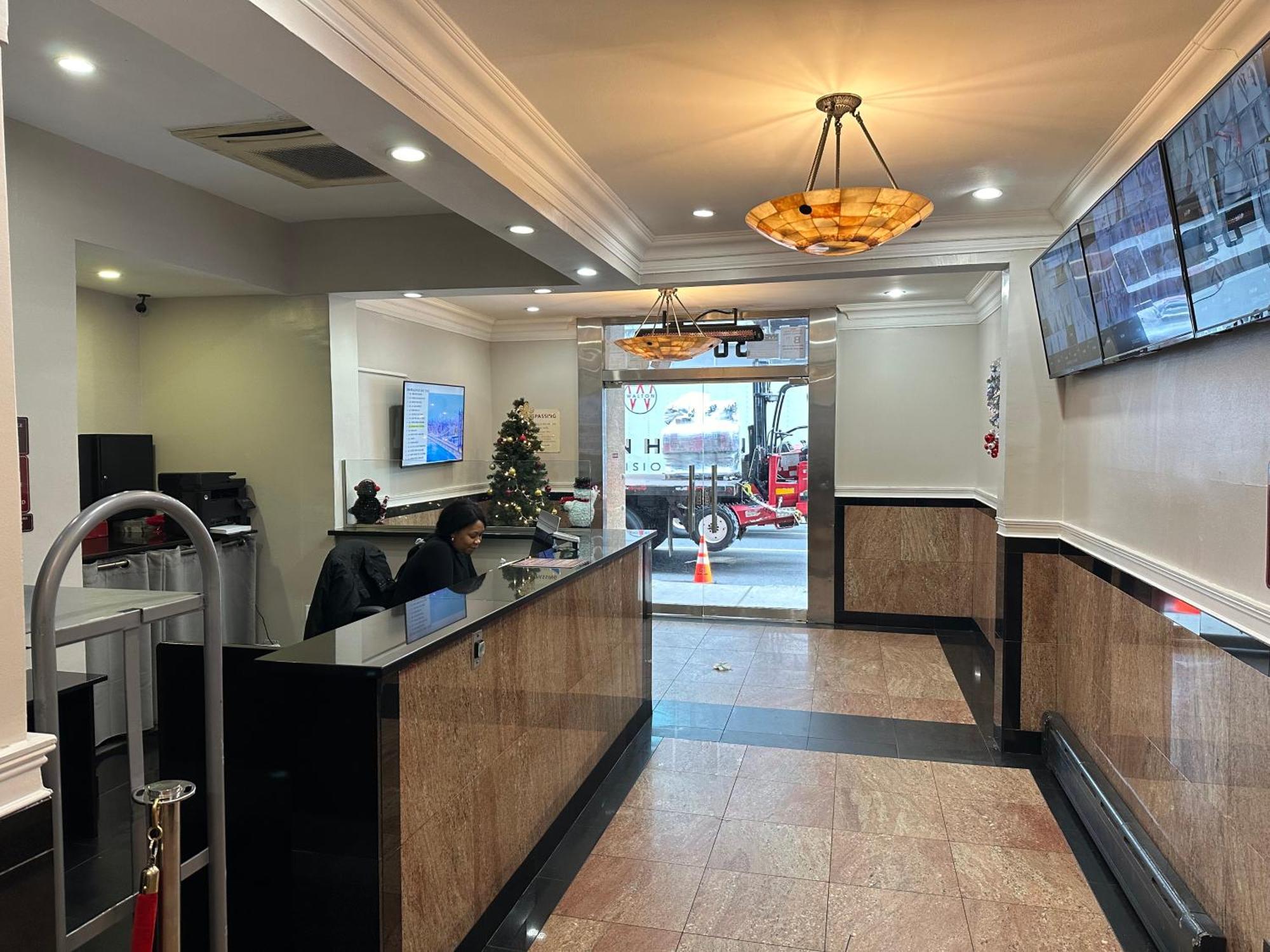 Empire Broadway Retreats *