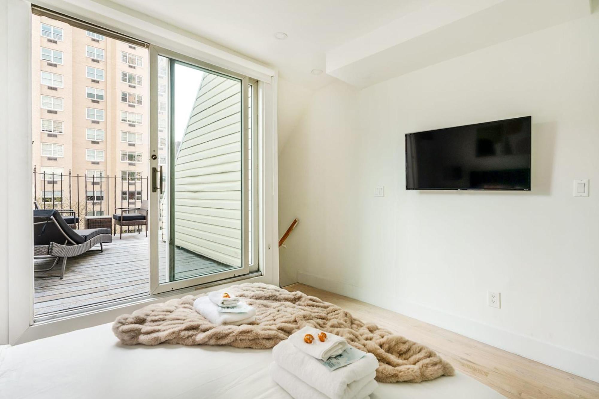 Apartment 1597-phn Ph Duplex -private Outdoor Deck W D *