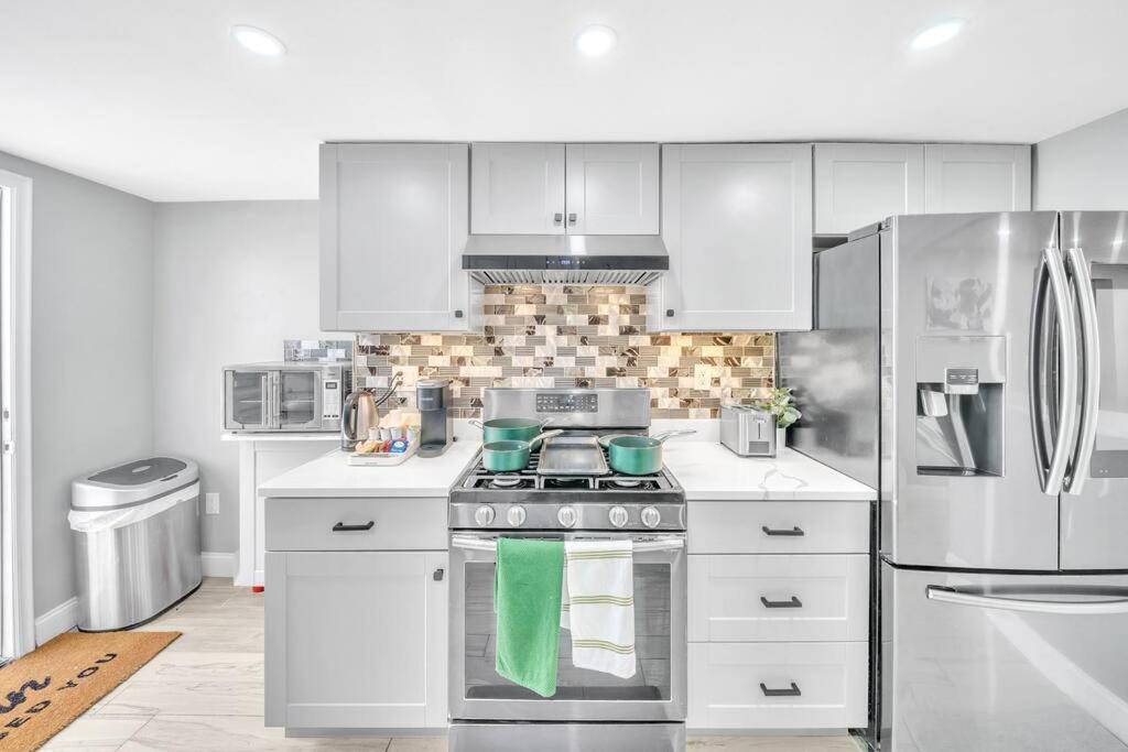 Apartment 3 Bedroom Duplex W Large Backyard *