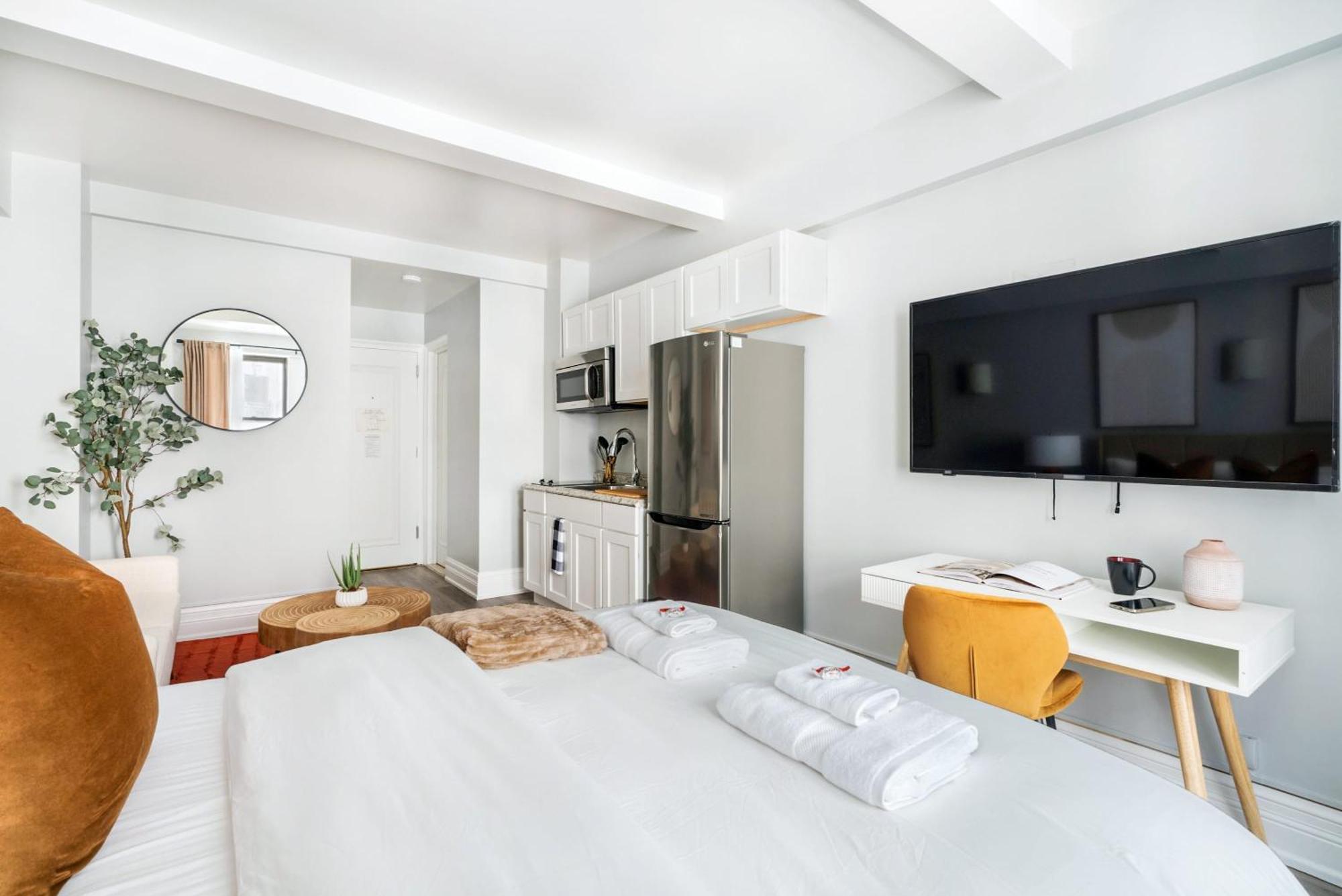 73-1104 New Uws Doorman Gym New York