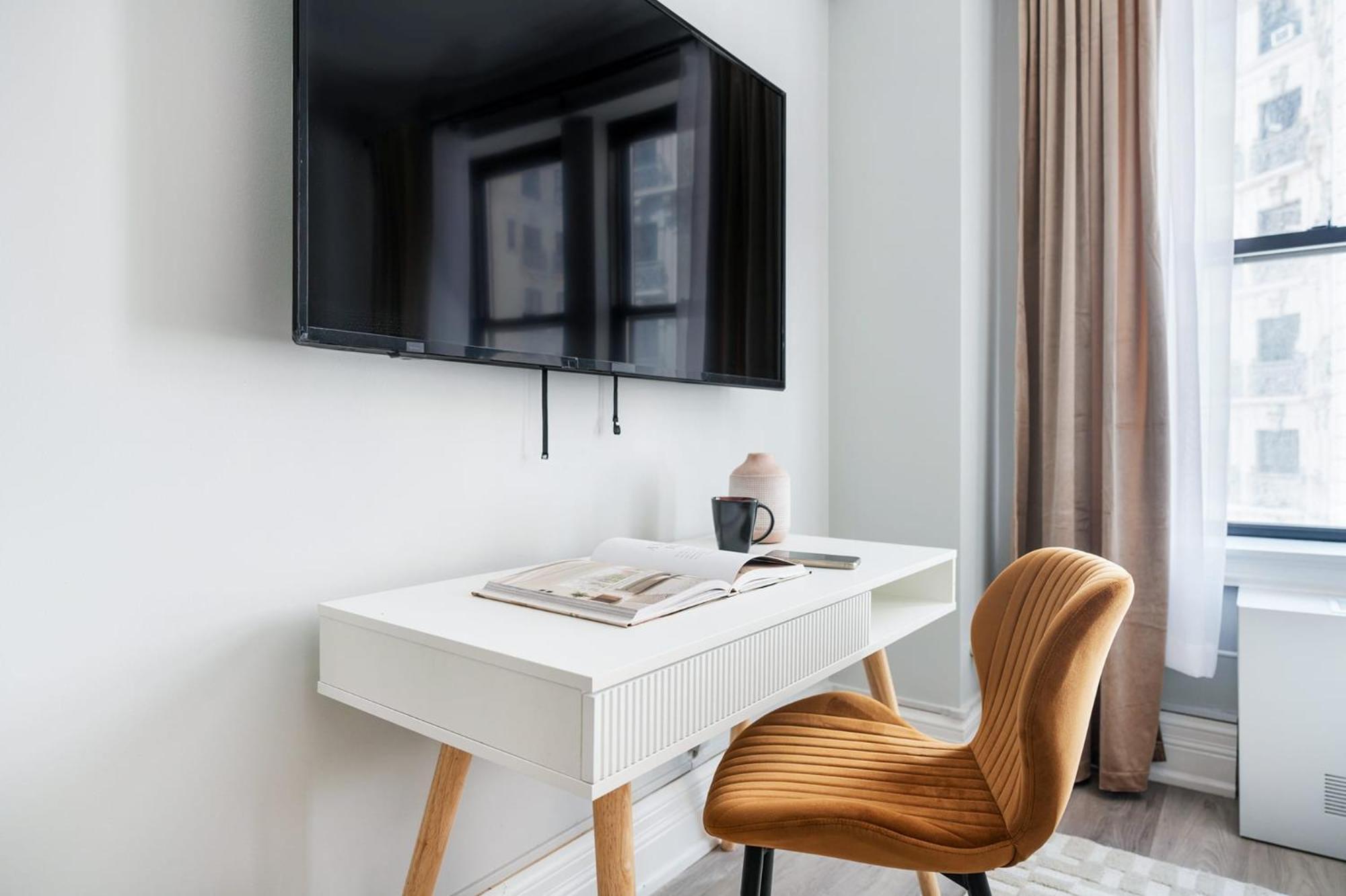 73-1104 New Uws Doorman Gym *