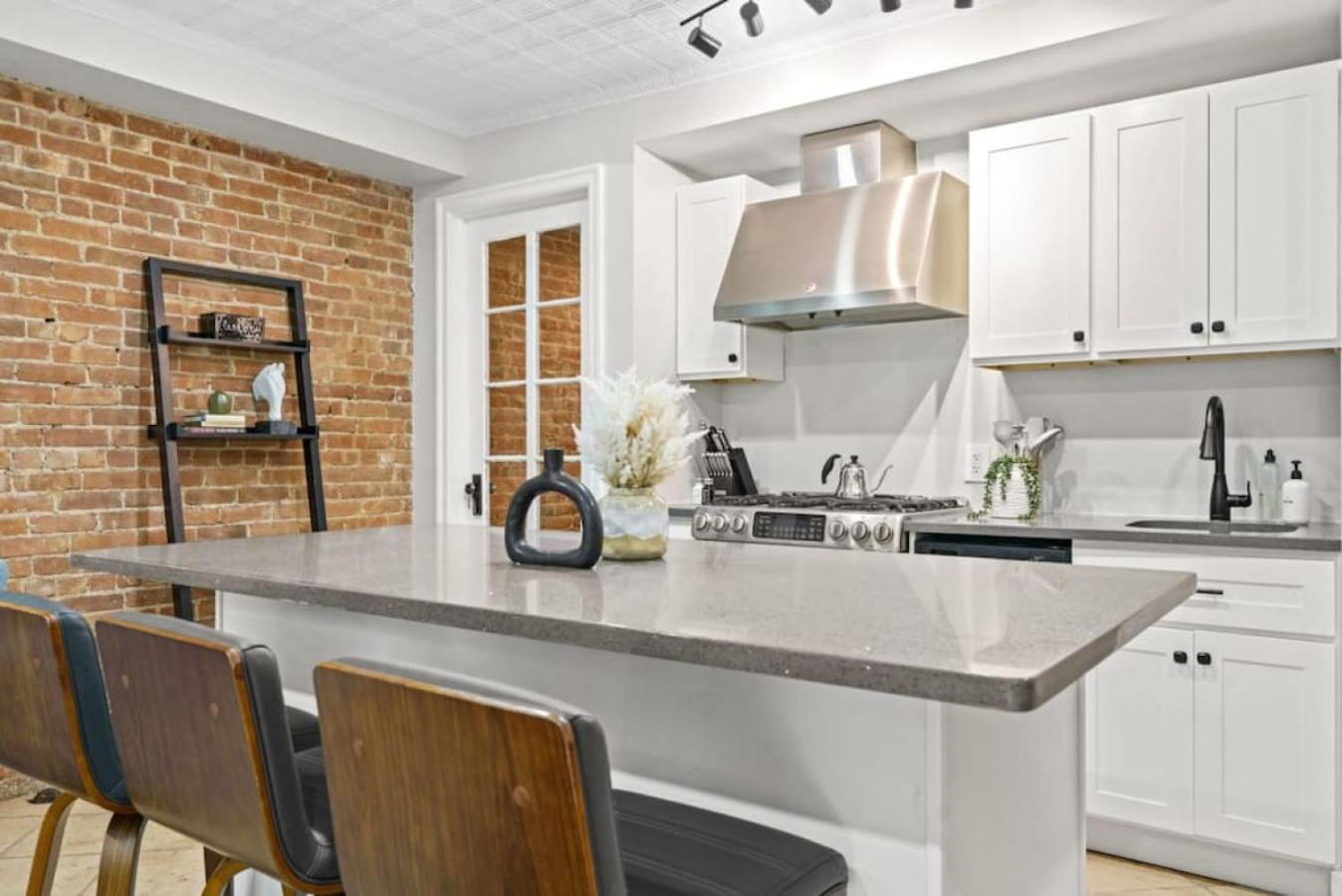 Newly Renovated 2br W Rare Private Backyard And Bbq Ferienhaus