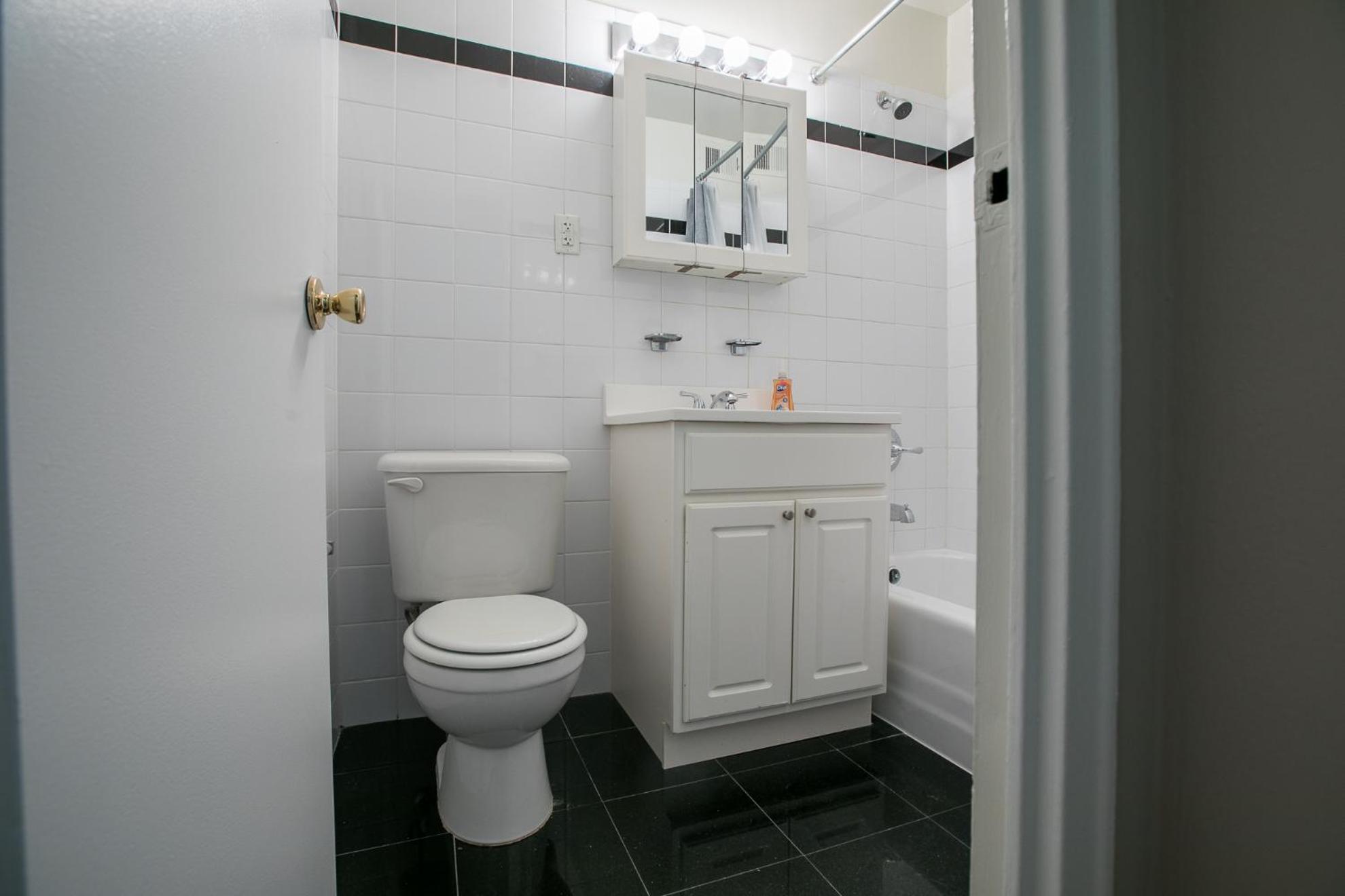 Spectacular 2 Beds/2 Baths Apartment *