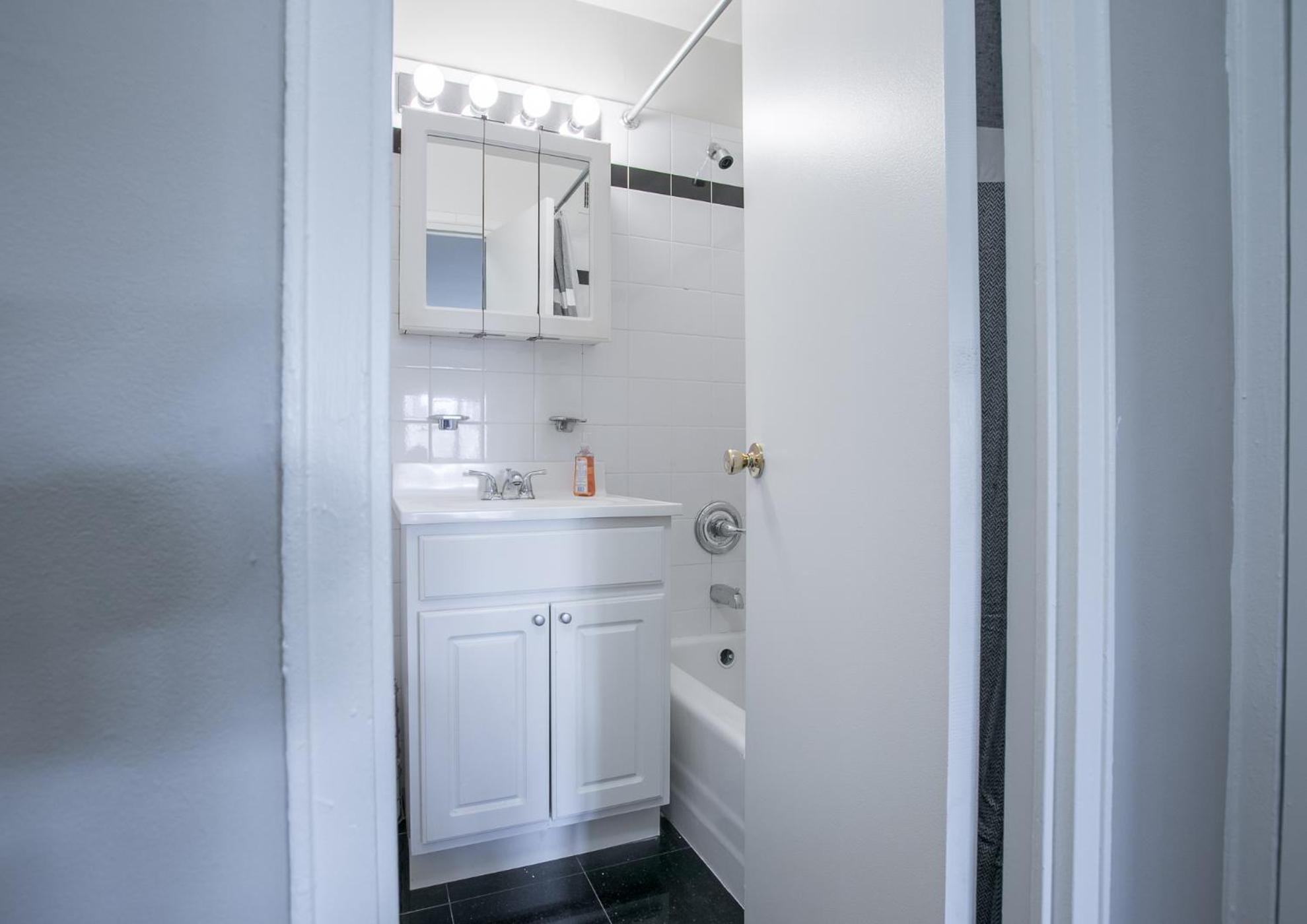 Spectacular 2 Beds/2 Baths Apartment New York