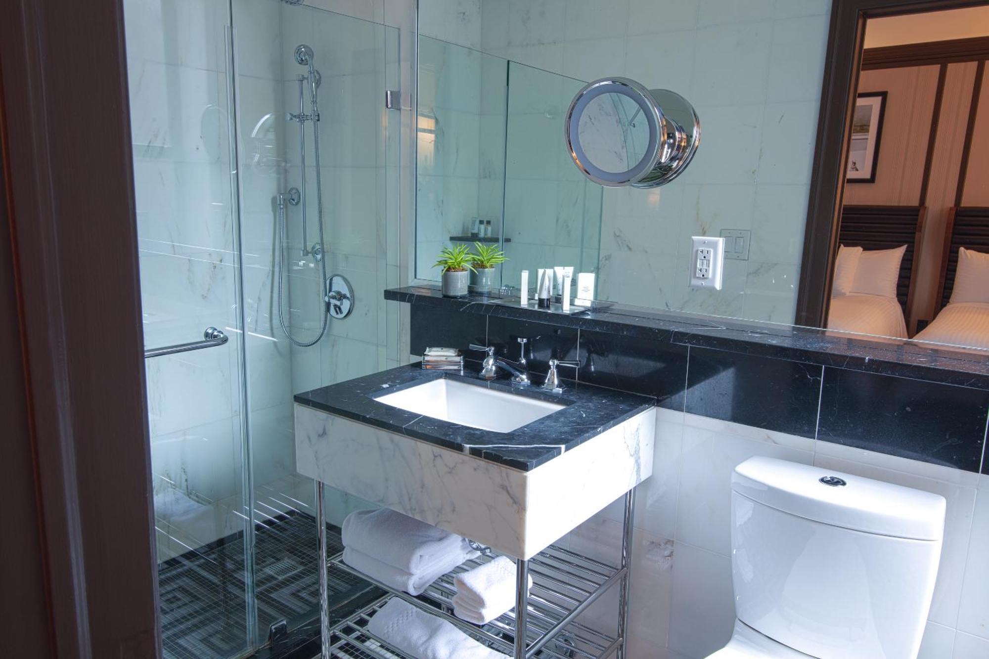 Iroquois Times Square Hotel 5*
