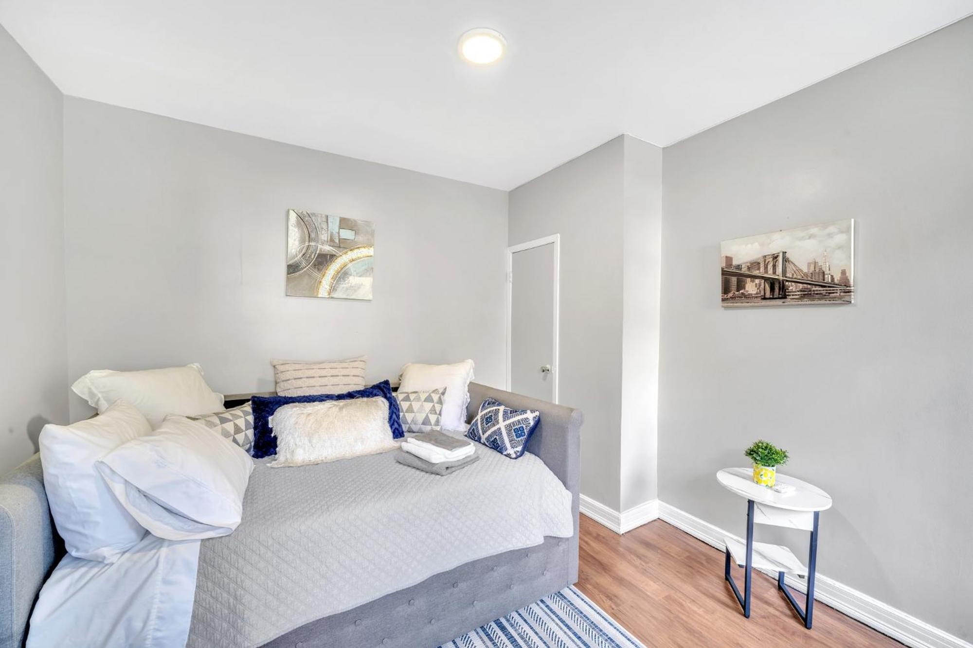 3 Bedroom Large Backyard *