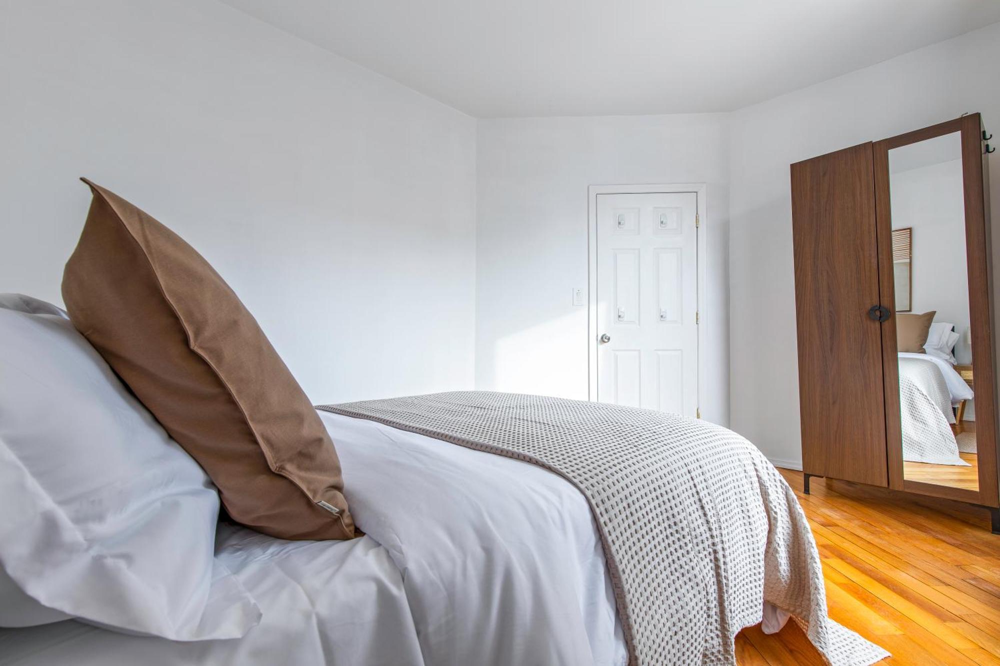 Apartment Monthly Nyc Rentals- Beautiful 3 Bedroom Unit New York