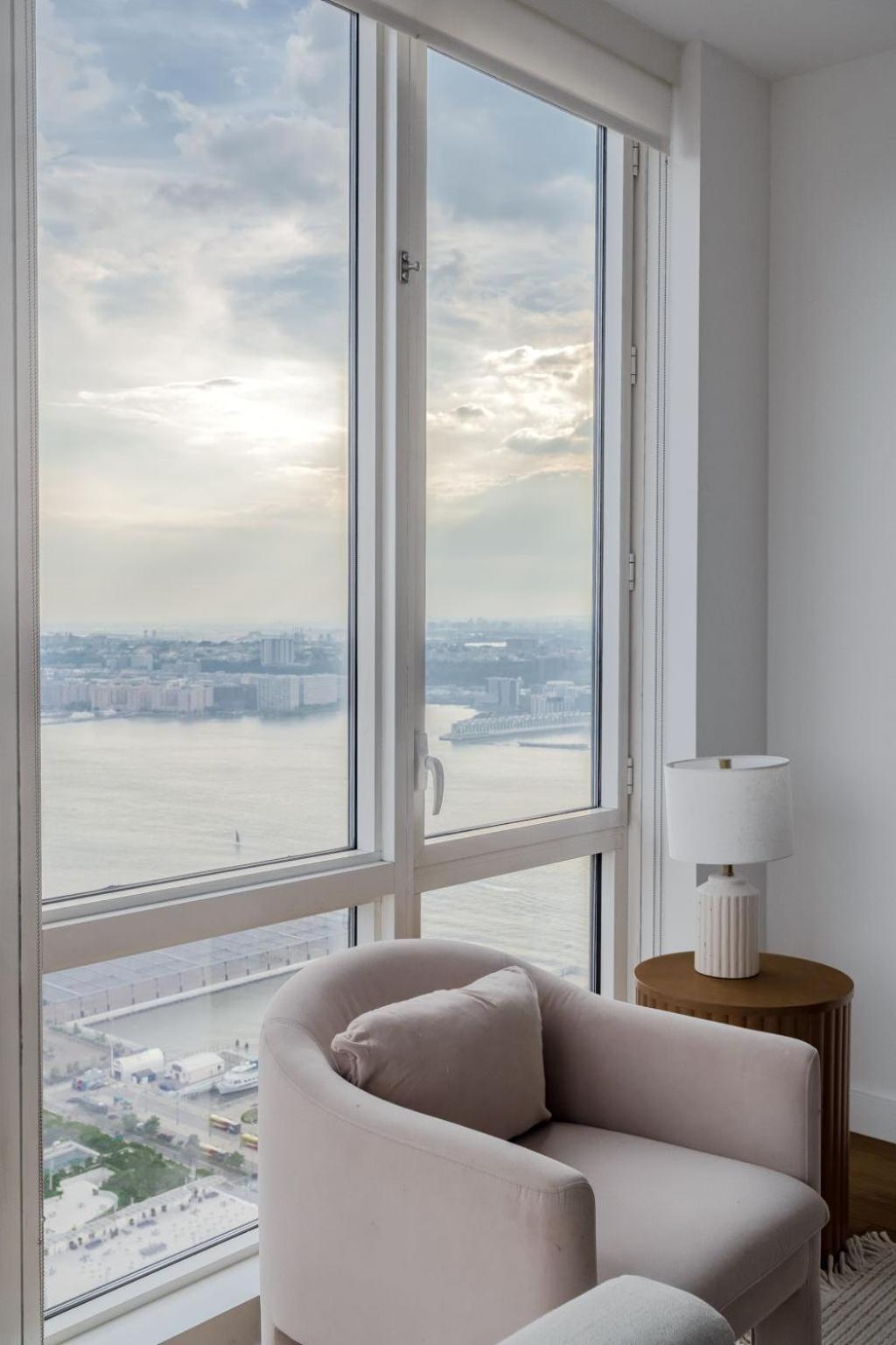 Elegant 2 Bd 2 Bath Escape Apartment *