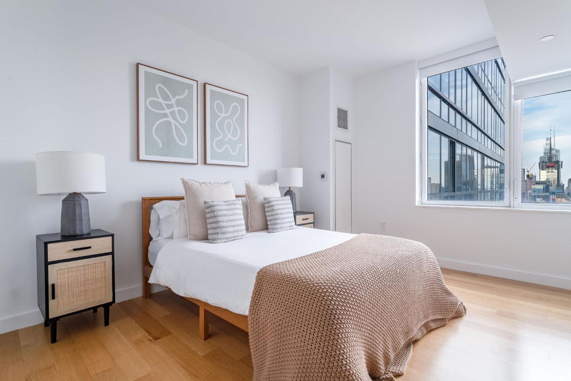 Elegant 2 Bd 2 Bath Escape Apartment *