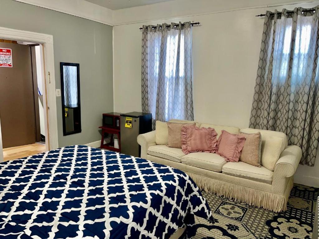 2 Stops To Manhattan, 3 Bedrooms In Lic ! Apartment
