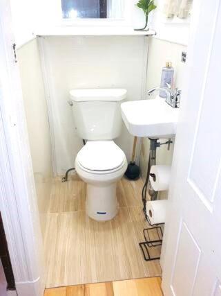 Apartment 2 Stops To Manhattan, 3 Bedrooms In Lic ! *